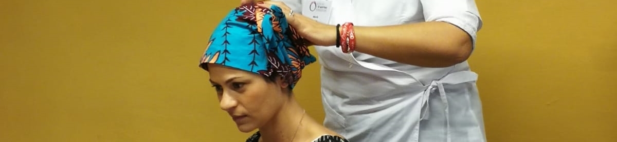 una donna in cura oncologica indossa un turbante durante il periodo di ricrescita dei capelli